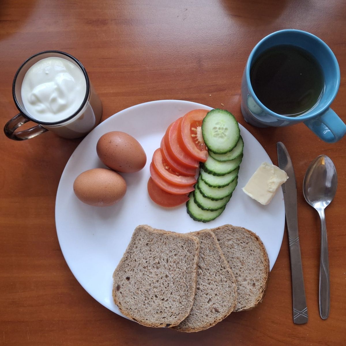 Chleb żytni, pomidor, ogórek, papryka, jaja, herbata