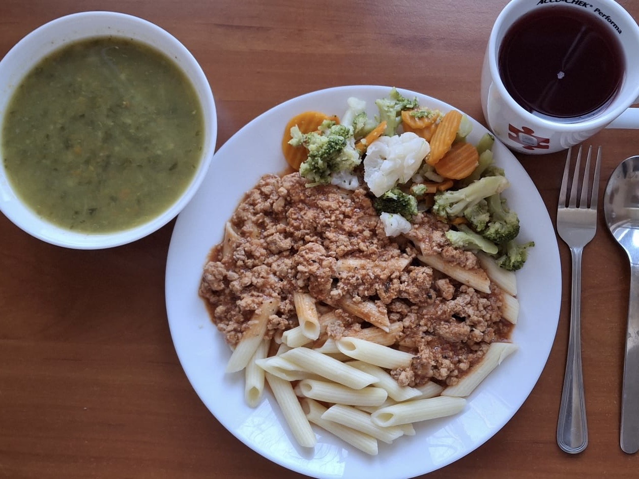 Zupa szczawiowa, makaron z sosem bolognese, bukiet warzyw gotowanych, kompot