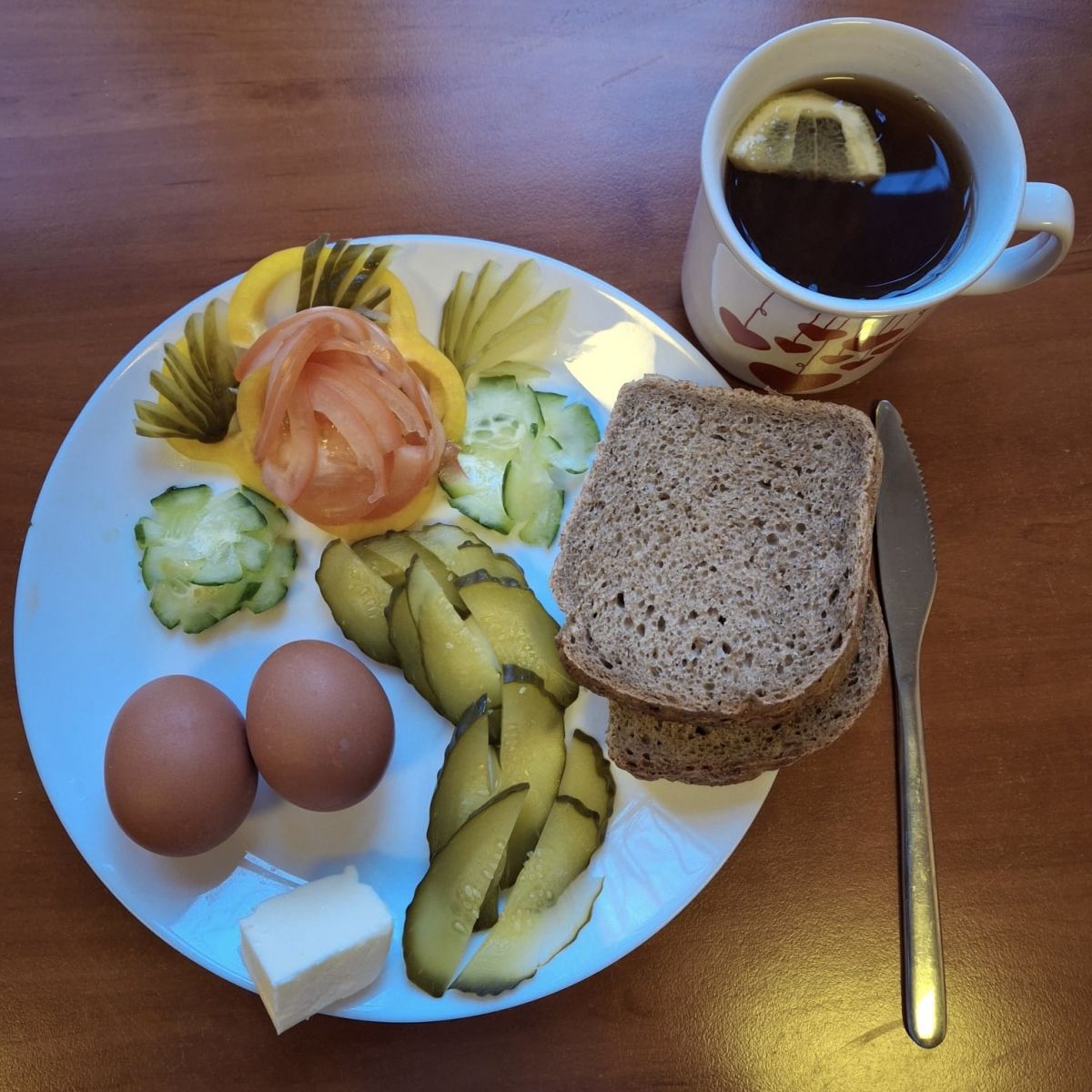 Pomidor, ogórek, jaja, masło, chleb