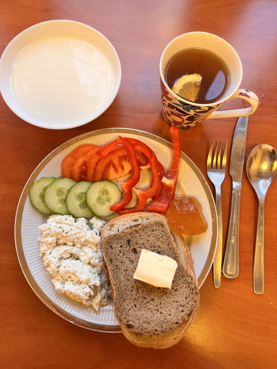 Płatki ryżowe na mleku, chleb pszenny i żytni, pomidor, ogórek, papryka, twarożek, dżem