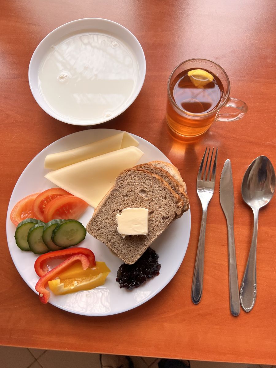 Płatki owsiane na mleku, chleb pszenny i żytni, pomidor, ogórek, papryka, ser żółty, dżem