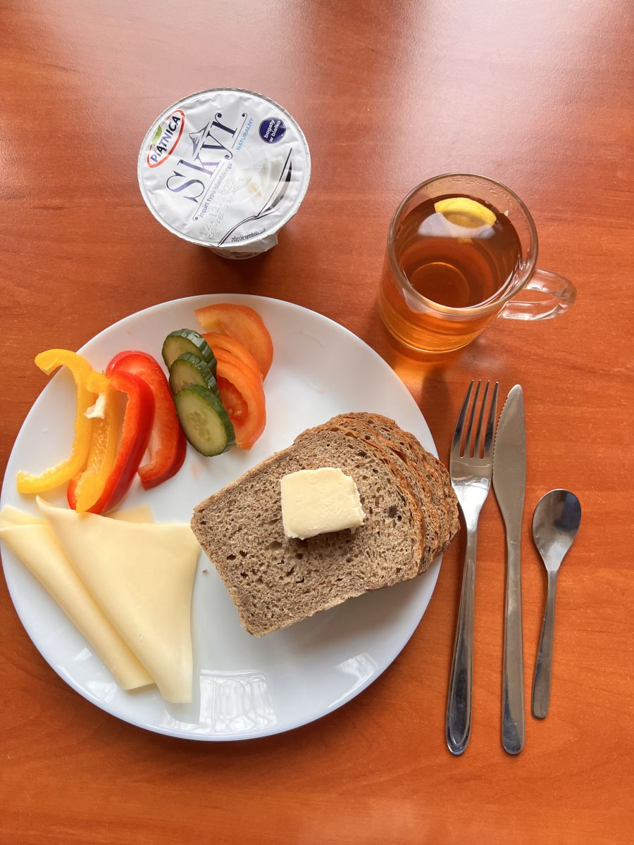 Chleb żytni, pomidor, ogórek, papryka, ser żółty, herbata