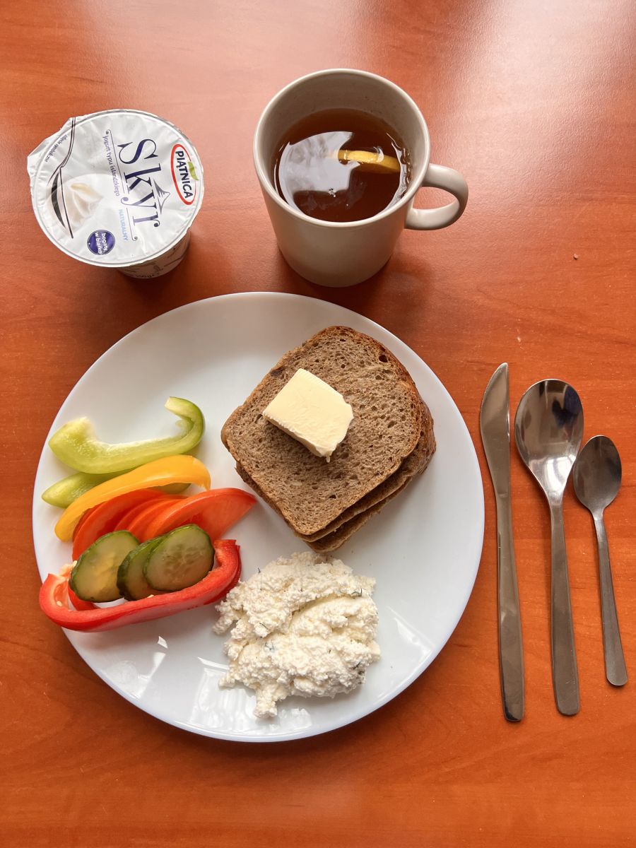 Chleb żytni, pomidor, ogórek, papryka, twarożek, herbata