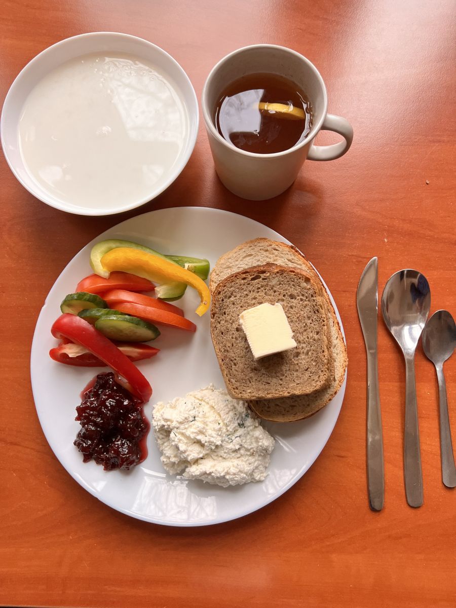 Płatki ryżowe na mleku, chleb pszenny i żytni, pomidor, ogórek, papryka, twarożek, dżem