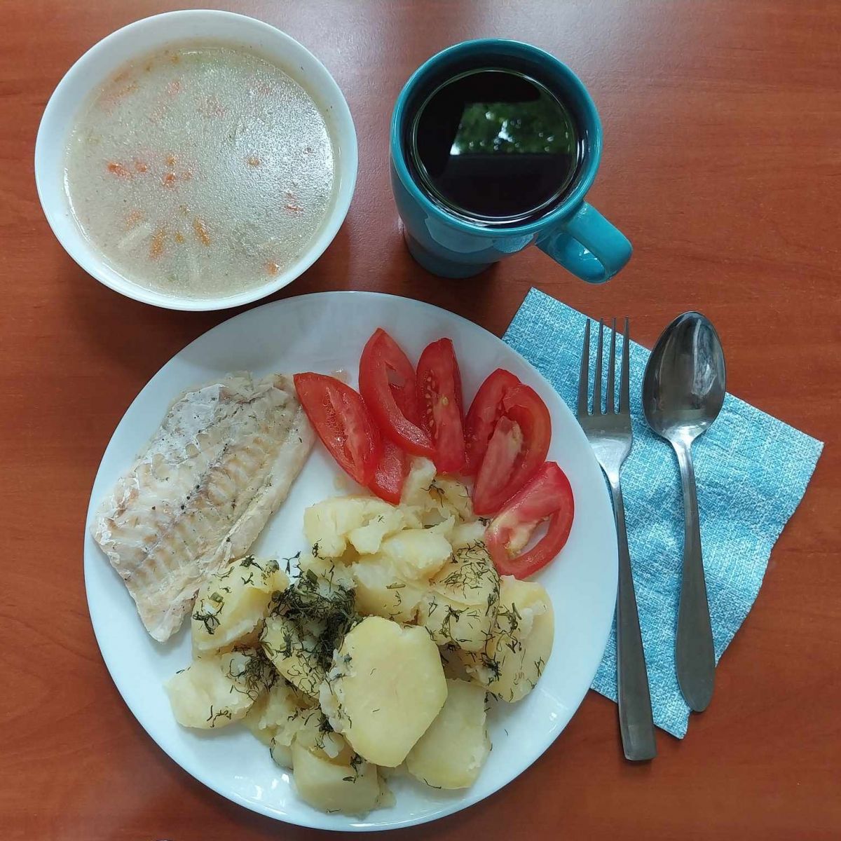 zupa wiosenna, filet rybny z ziemniakami i pomidorami, kompot