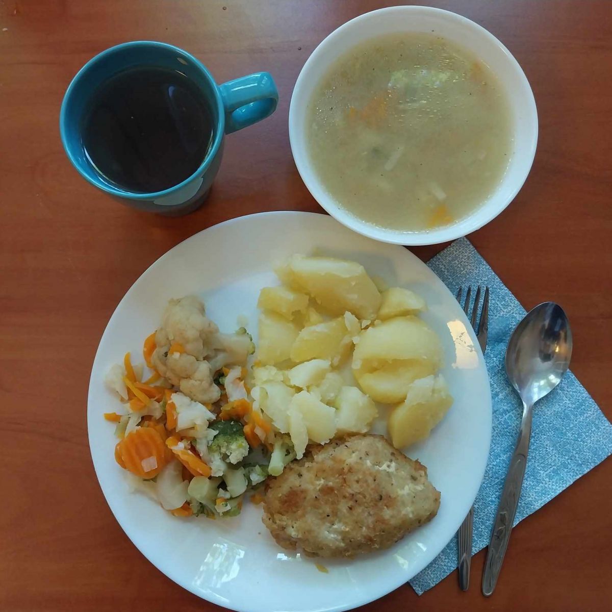 krupnik, kotlet rybny, ziemniaki, warzywa gotowane, kompot