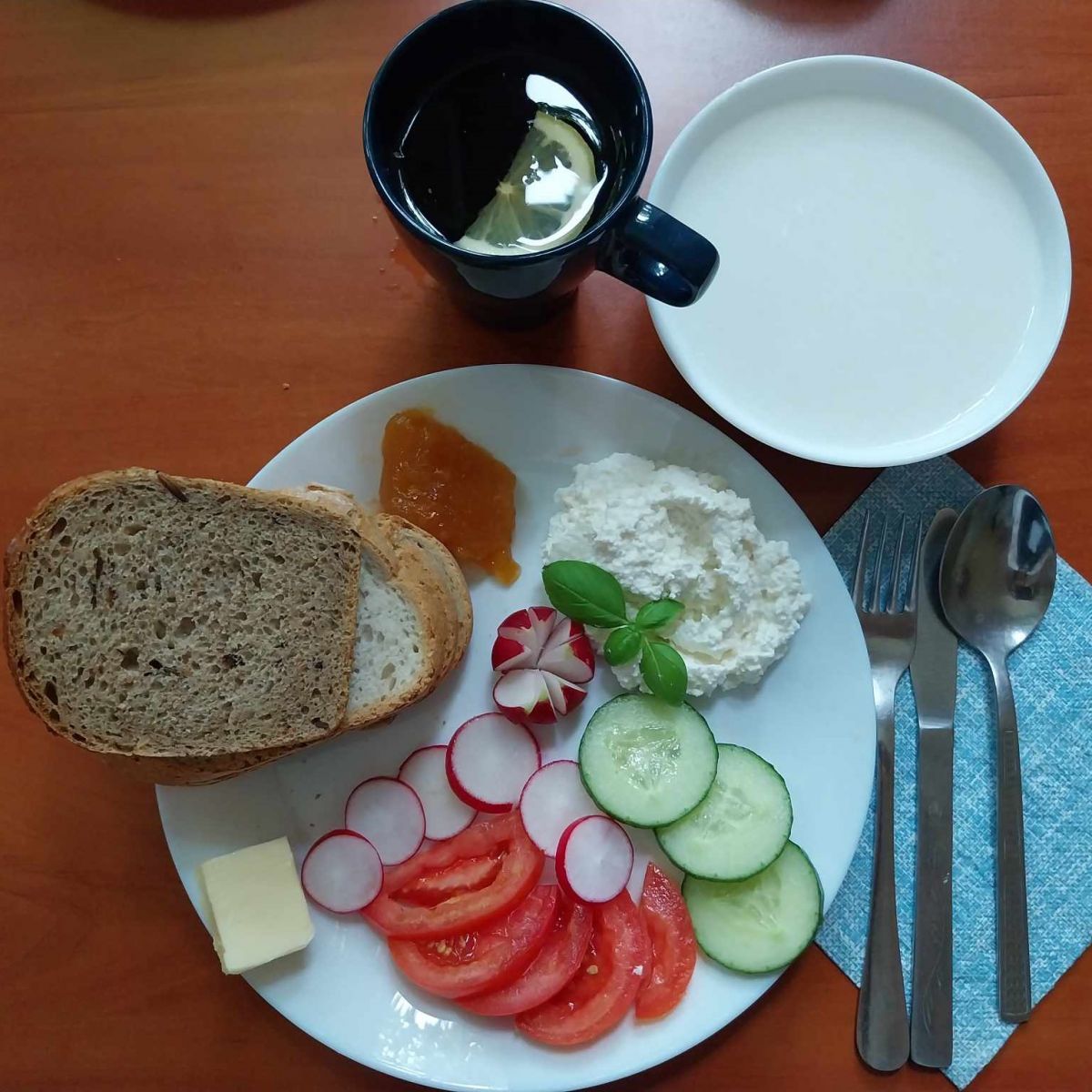 zupa mleczna, dżem, kanapki z twarożkiem i warzywami, herbata z cytryną