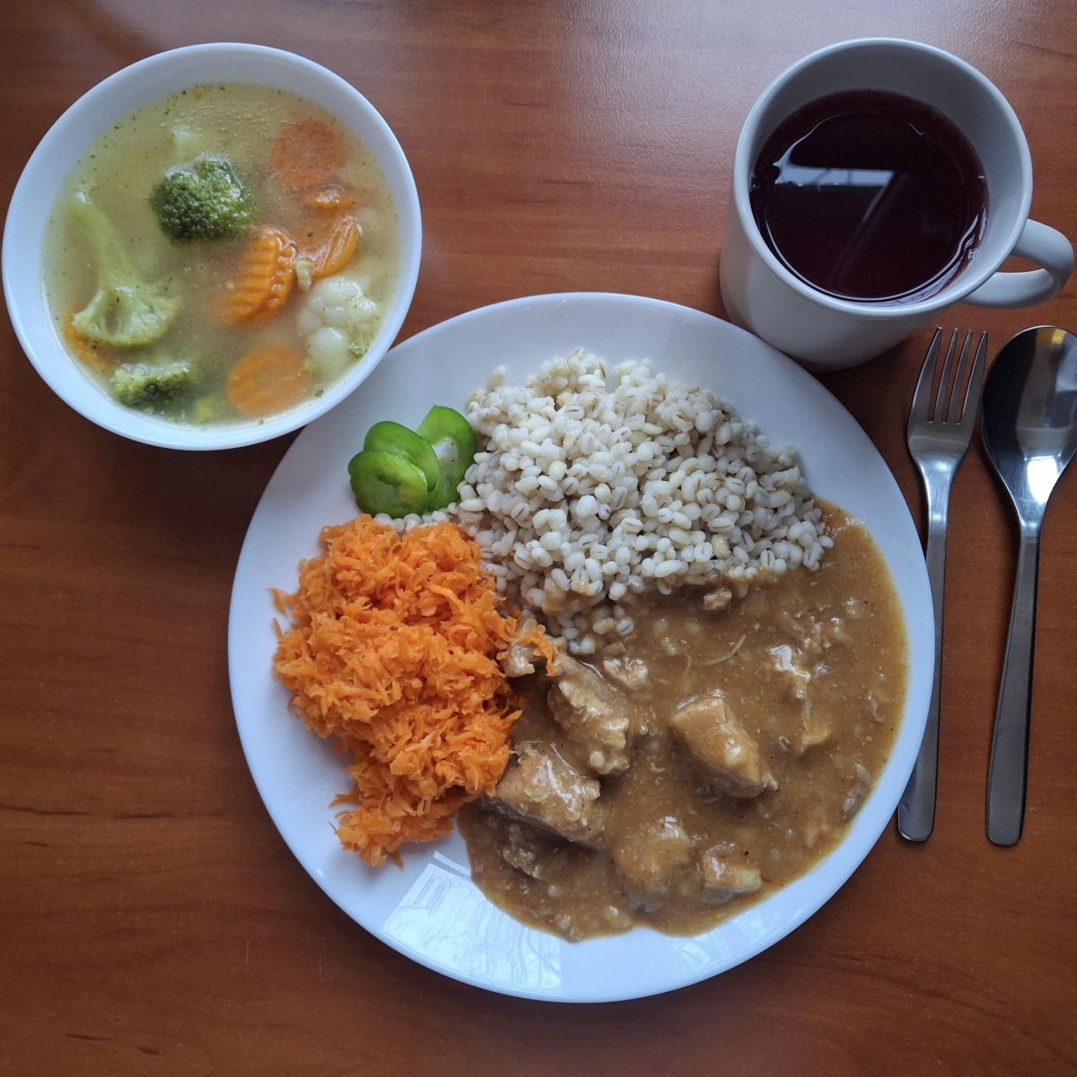 Zupa jarzynowa, gulasz wieprzowy, kasza jęczmienna, surówka z marchewki, kompot