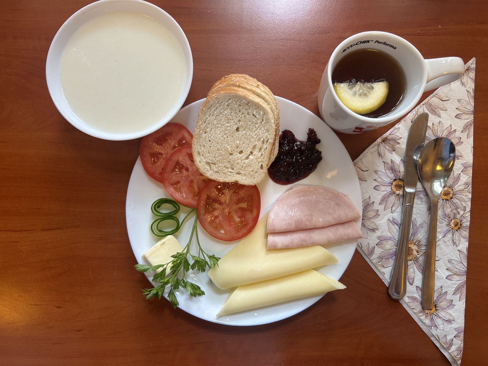 Makaron na mleku, chleb pszenny i żytni, pomidor, ogórek, wędlina, ser żółty, dżem