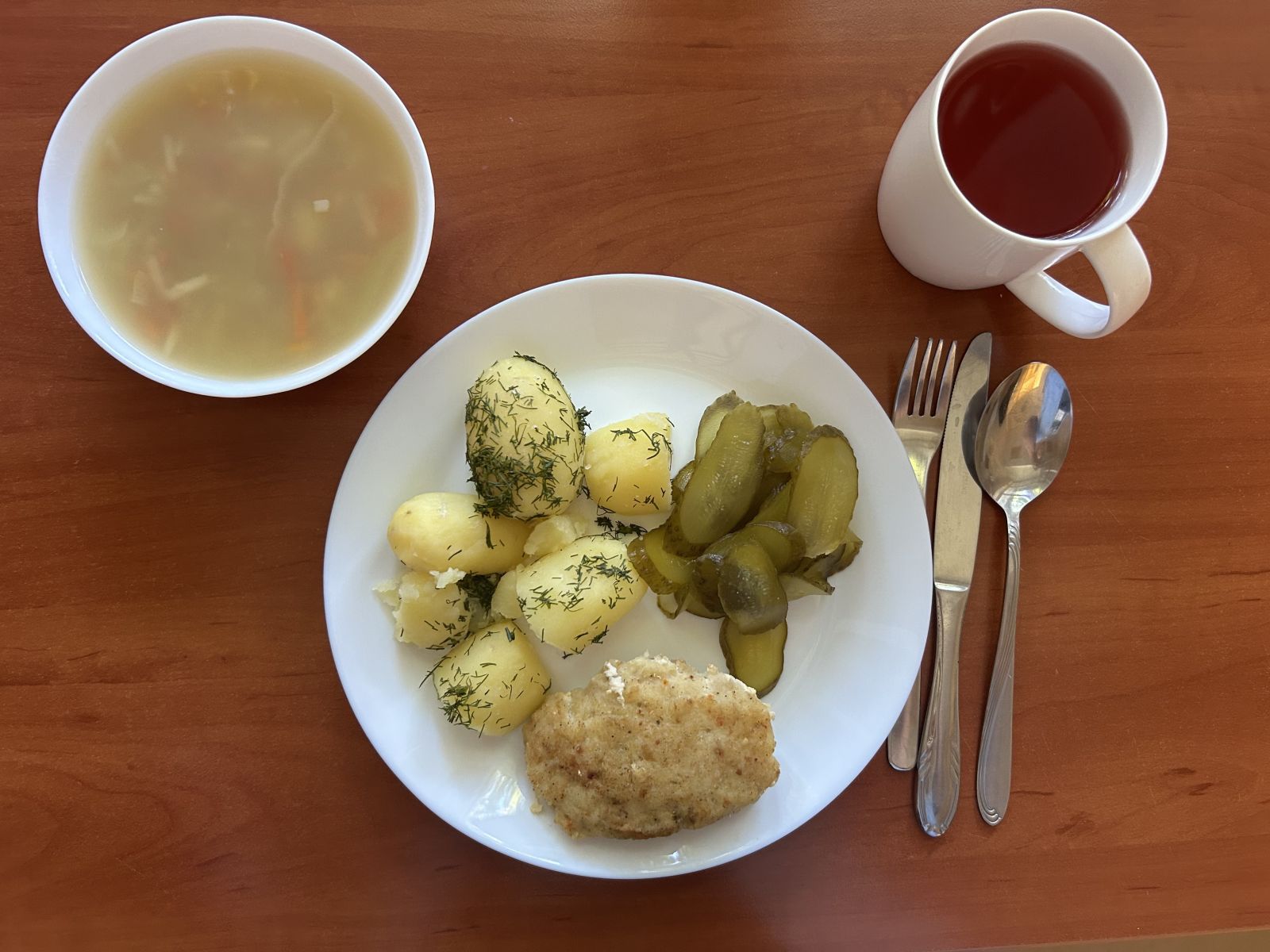 Zupa z soczewicą, kotlet rybny, ziemniaki, ogórki kiszone, kompot