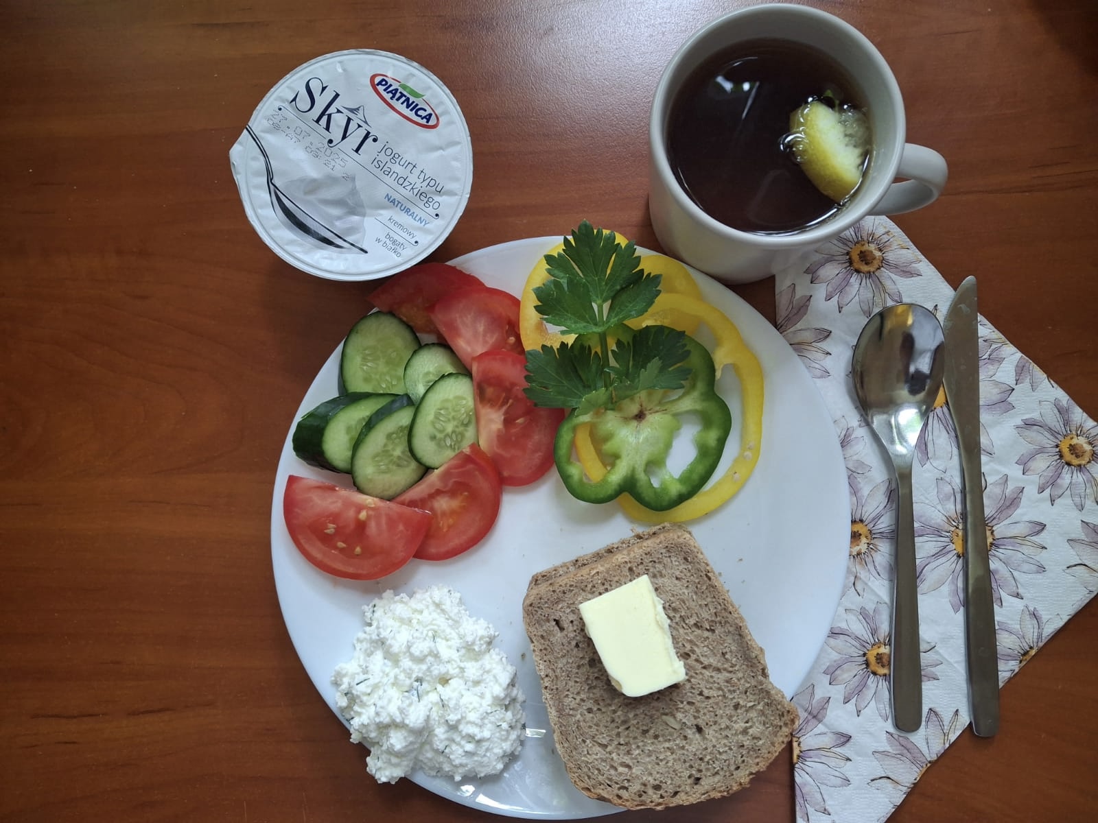 Chleb żytni, pomidor, ogórek, papryka, twarożek, herbata