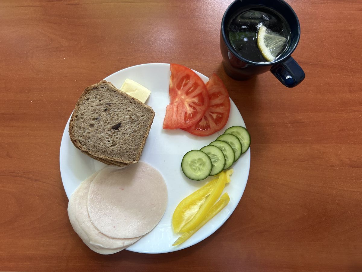 Chleb żytni, pomidor, ogórek, papryka, wędlina, masło, herbata