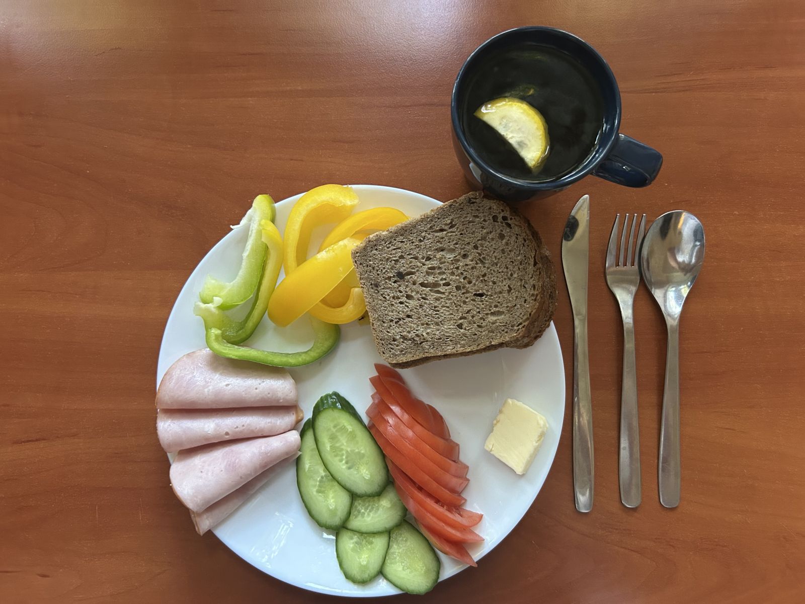 Chleb żytni, pomidor, ogórek, papryka, wędlina, herbata