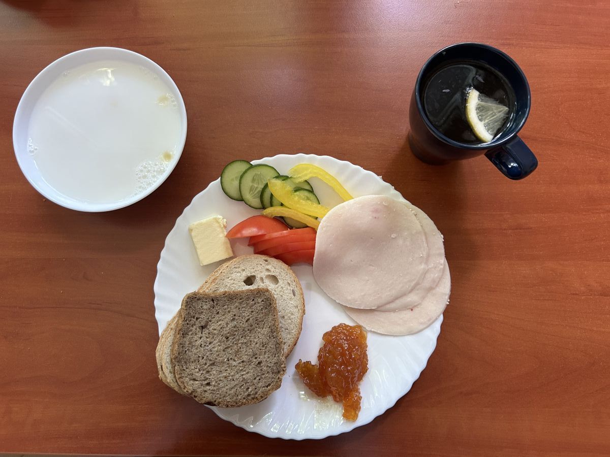 Makaron na mleku, chleb pszenny i żytni, pomidor, ogórek, papryka, wędlina, dżem