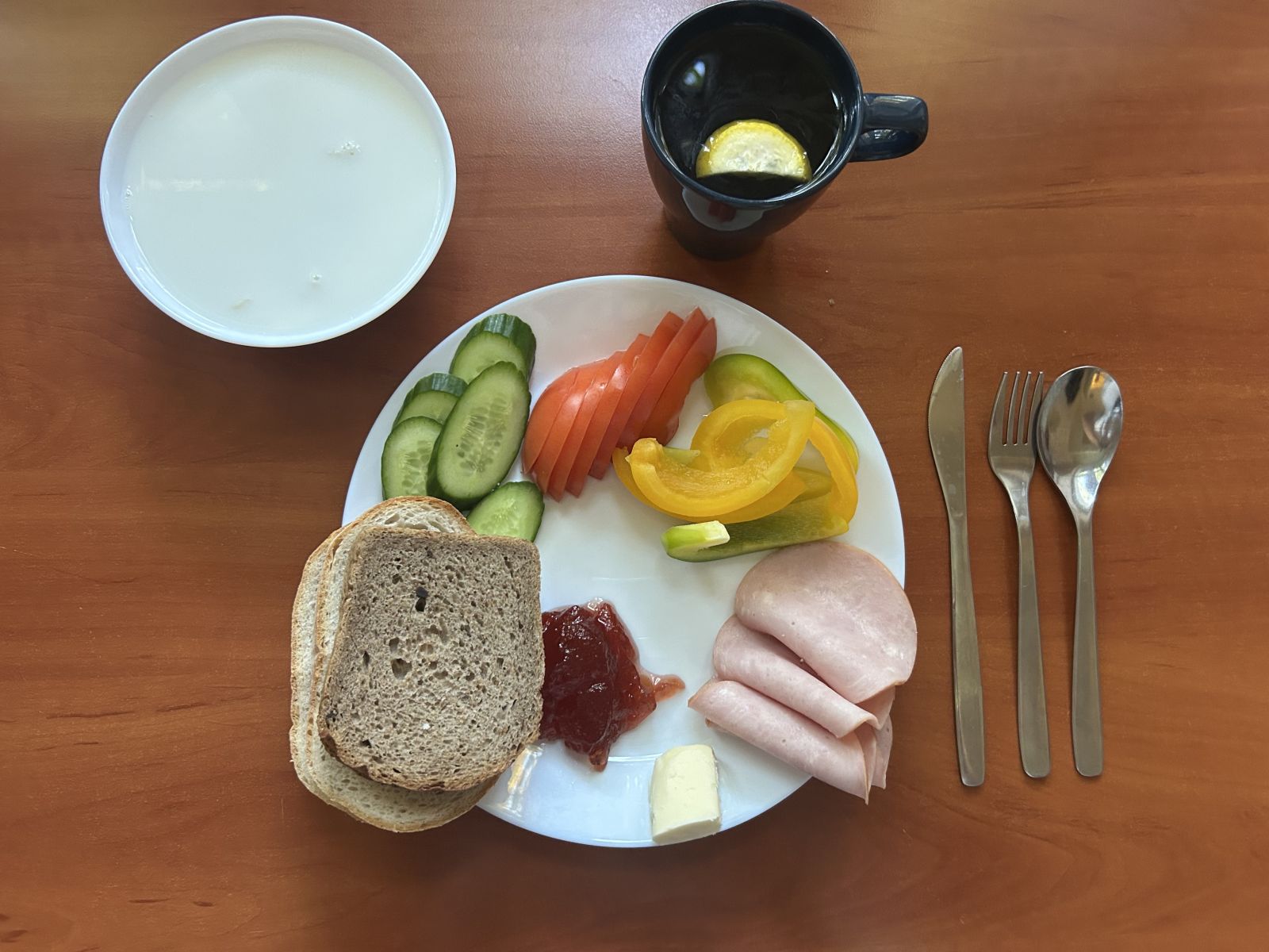 Płatki owsiane na mleku, chleb pszenny i żytni, pomidor, ogórek, papryka, wędlina, dżem