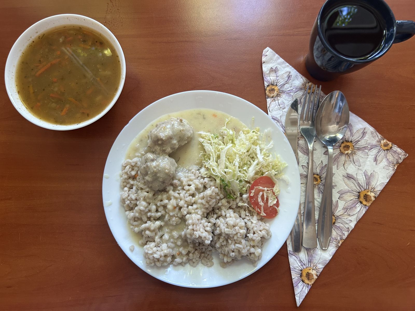 Zupa grochowa, pulpety w sosie, kasza jęczmienna, surówka z kapusty , kompot