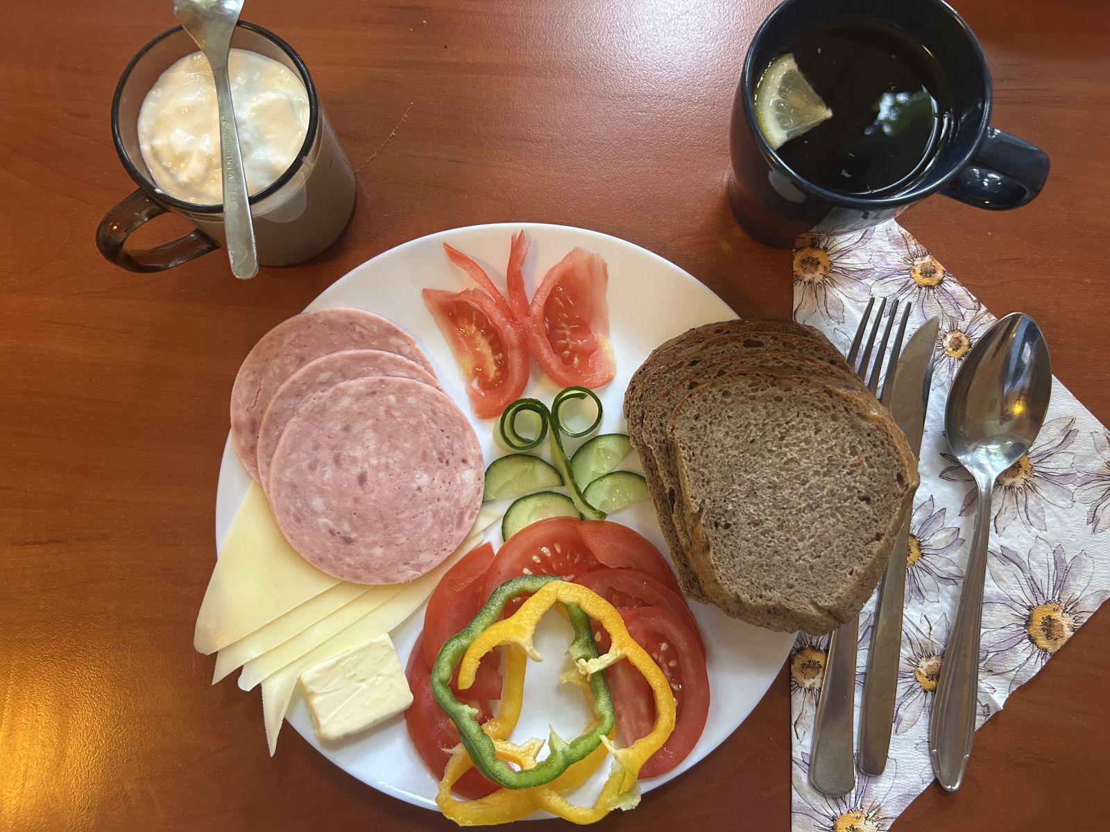 Chleb żytni, pomidor, ogórek, papryka, wędlina, ser żółty, herbata