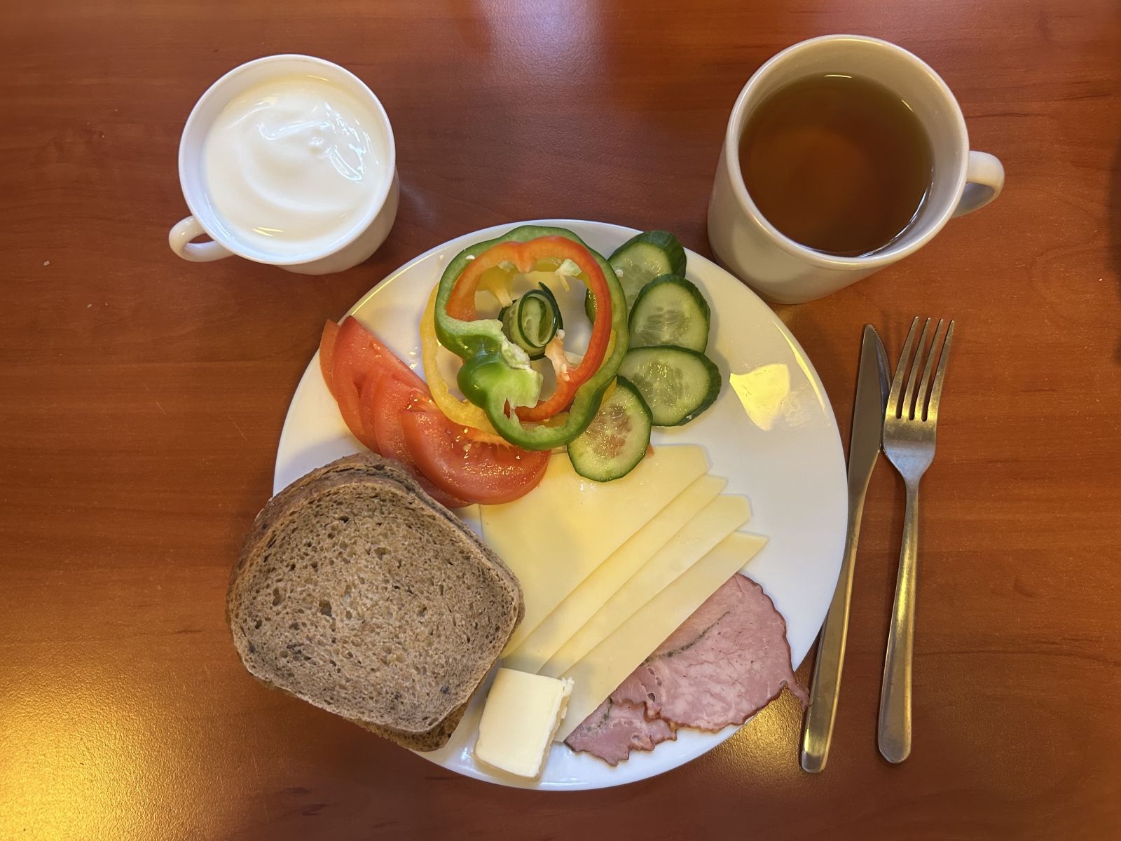 Chleb żytni, pomidor, ogórek, papryka, wędlina, ser żółty, herbata