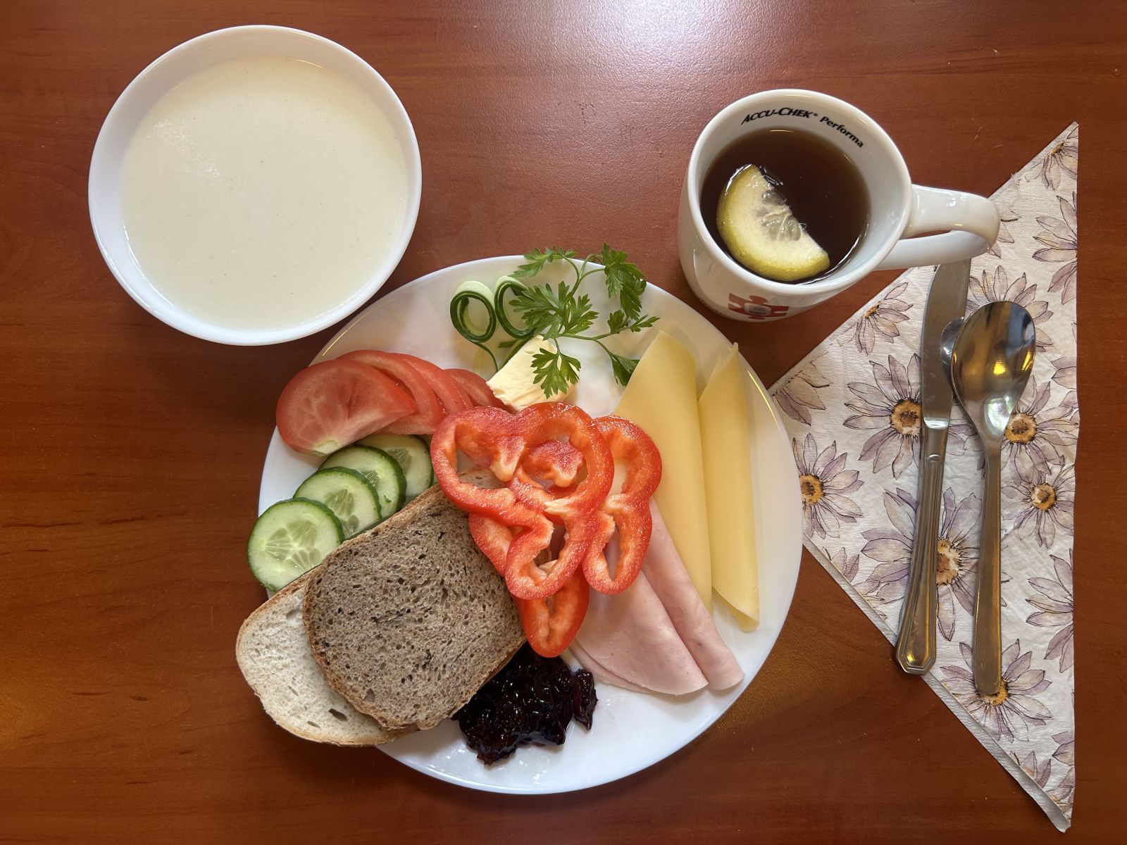 Kasza manna, chleb pszenny i żytni, pomidor, ogórek, papryka, wędlina, ser żółty, dżem