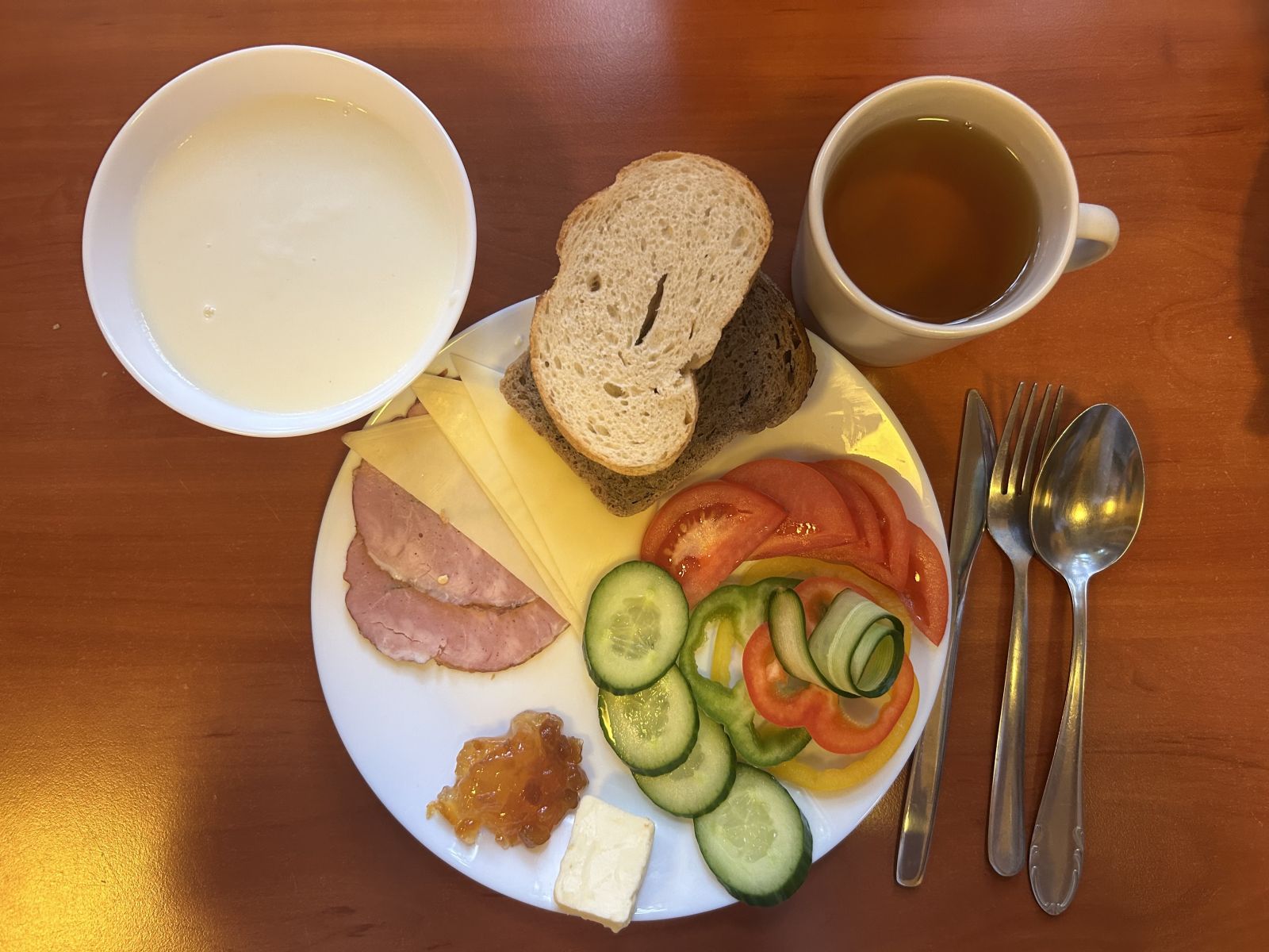 Kasza manna, chleb pszenny i żytni, pomidor, ogórek, papryka, wędlina, ser żółty, dżem