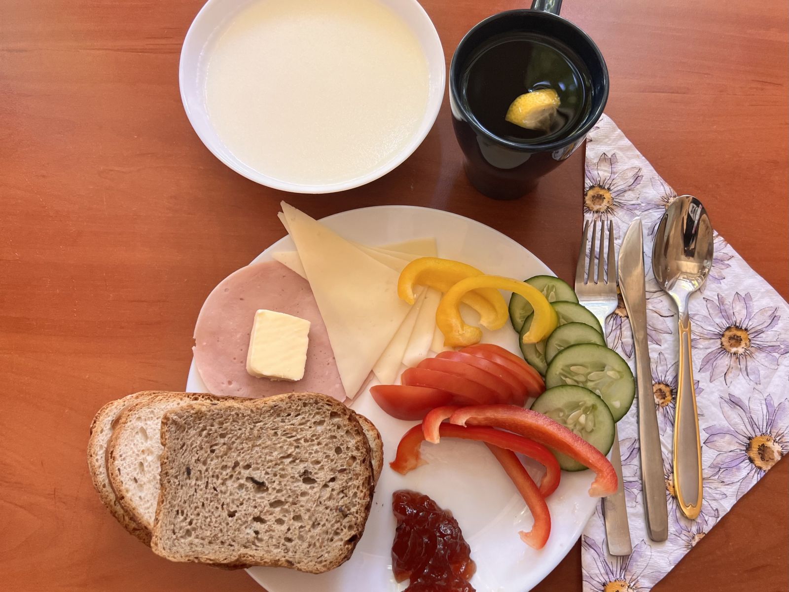 Kasza manna, chleb pszenny i żytni, pomidor, ogórek, papryka, wędlina, ser żółty, dżem