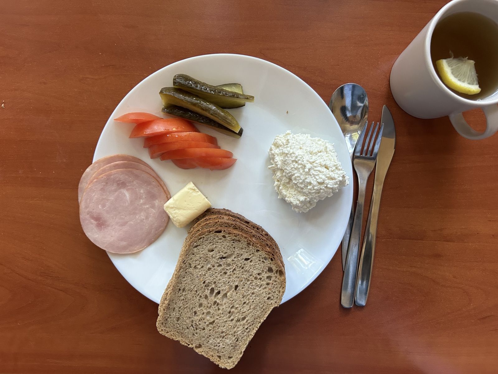 Chleb żytni, pomidor, ogórek kiszony, wędlina, twaróg, herbata