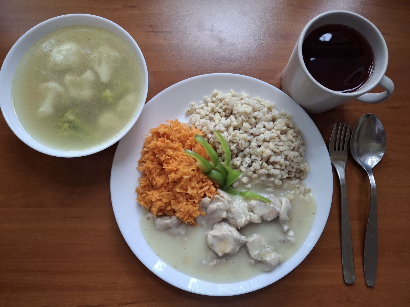 Zupa jarzynowa, gulasz z indyka, kasza jęczmienna, surówka z marchewki, kompot