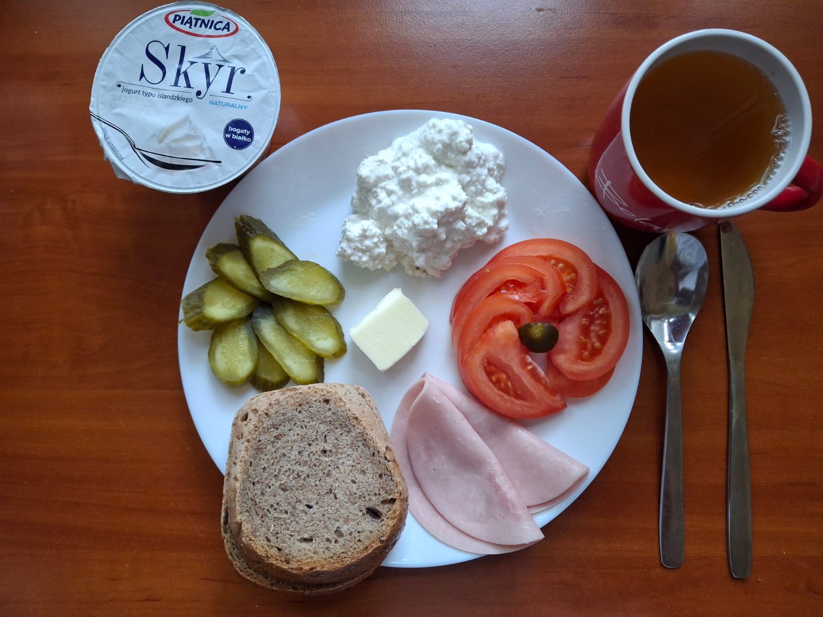 Chleb żytni, pomidor, ogórek kiszony, wędlina, twaróg, herbata