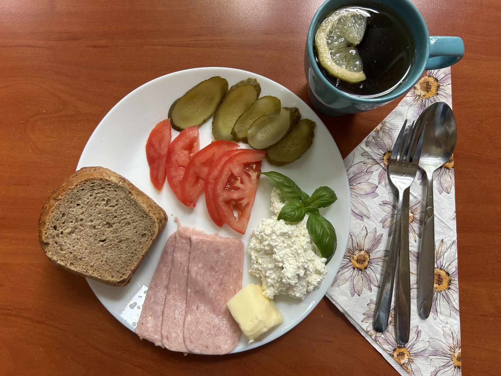 Chleb żytni, pomidor, ogórek kiszony, wędlina, twaróg, herbata