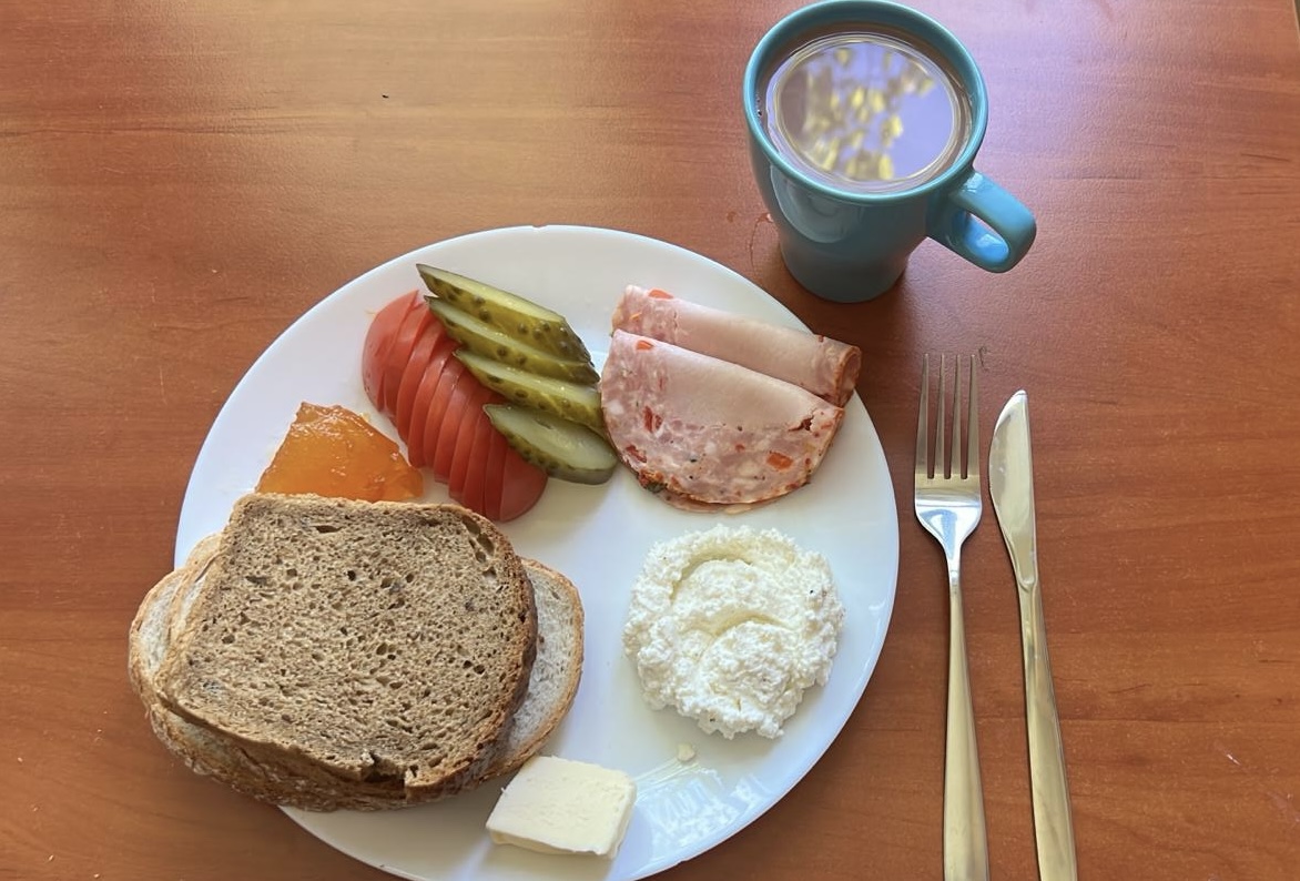 Kasza manna na mleku, chleb pszenny i żytni, pomidor, ogórek kiszony, wędlina, twaróg, dżem