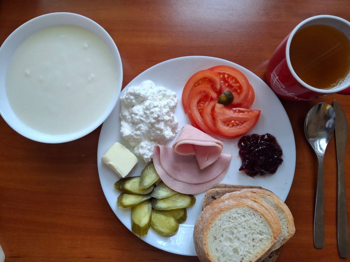 Kasza manna na mleku, chleb pszenny i żytni, pomidor, ogórek kiszony, wędlina, twaróg, dżem