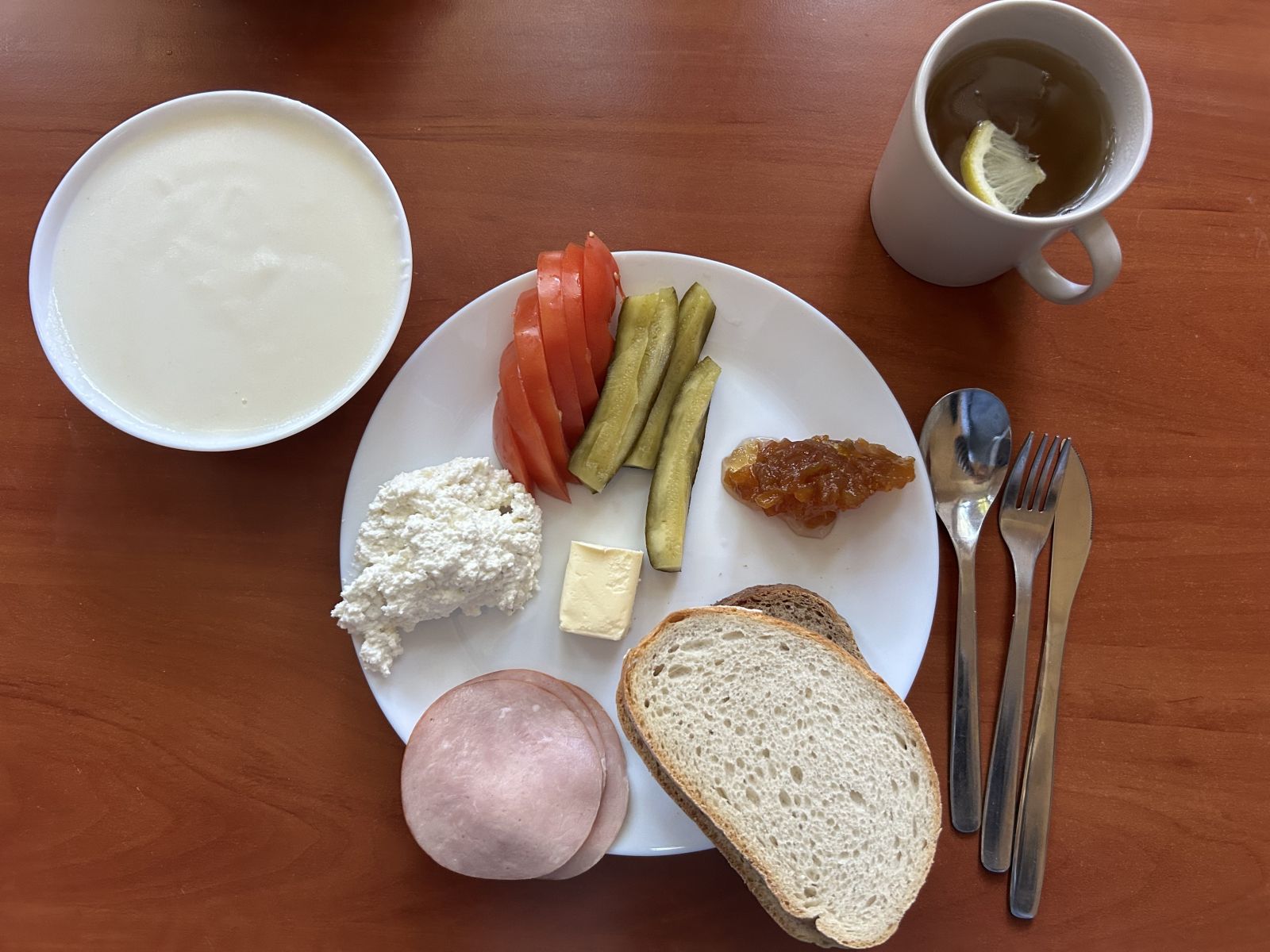 Kasza manna na mleku, chleb pszenny i żytni, pomidor, ogórek kiszony, wędlina, twaróg, dżem