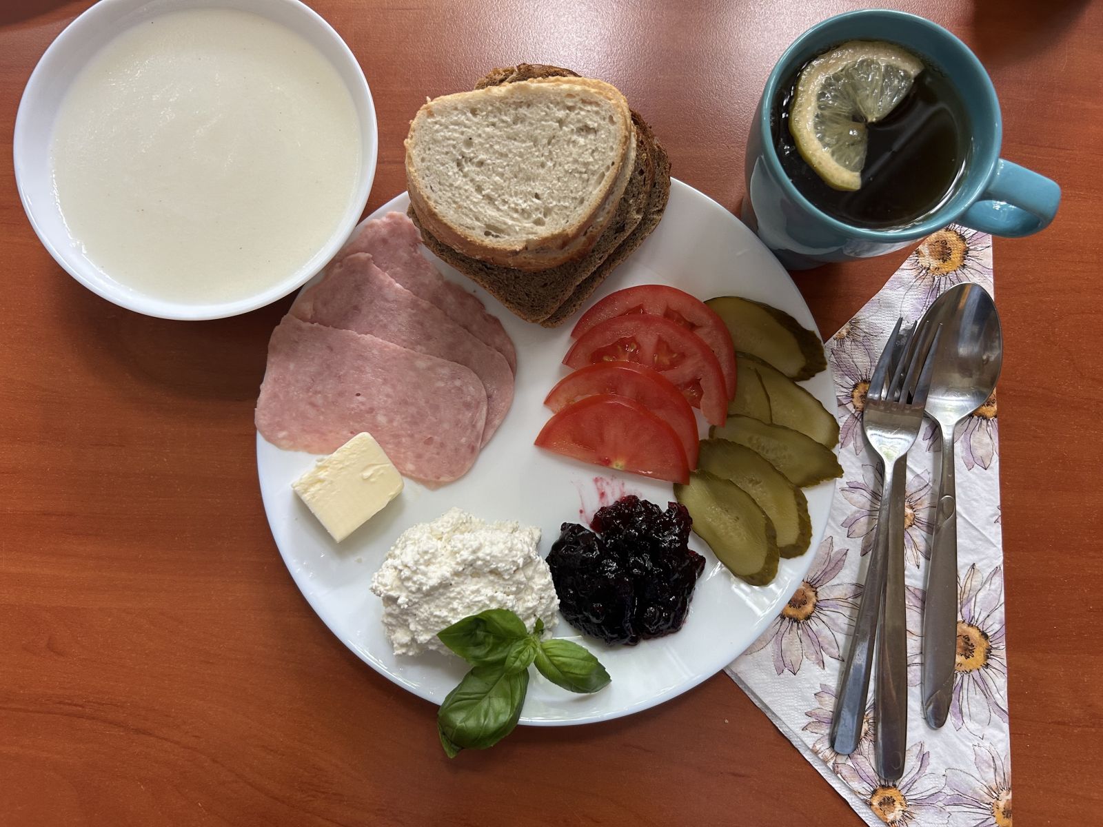 Kasza manna na mleku, chleb pszenny i żytni, pomidor, ogórek kiszony, wędlina, twaróg, dżem