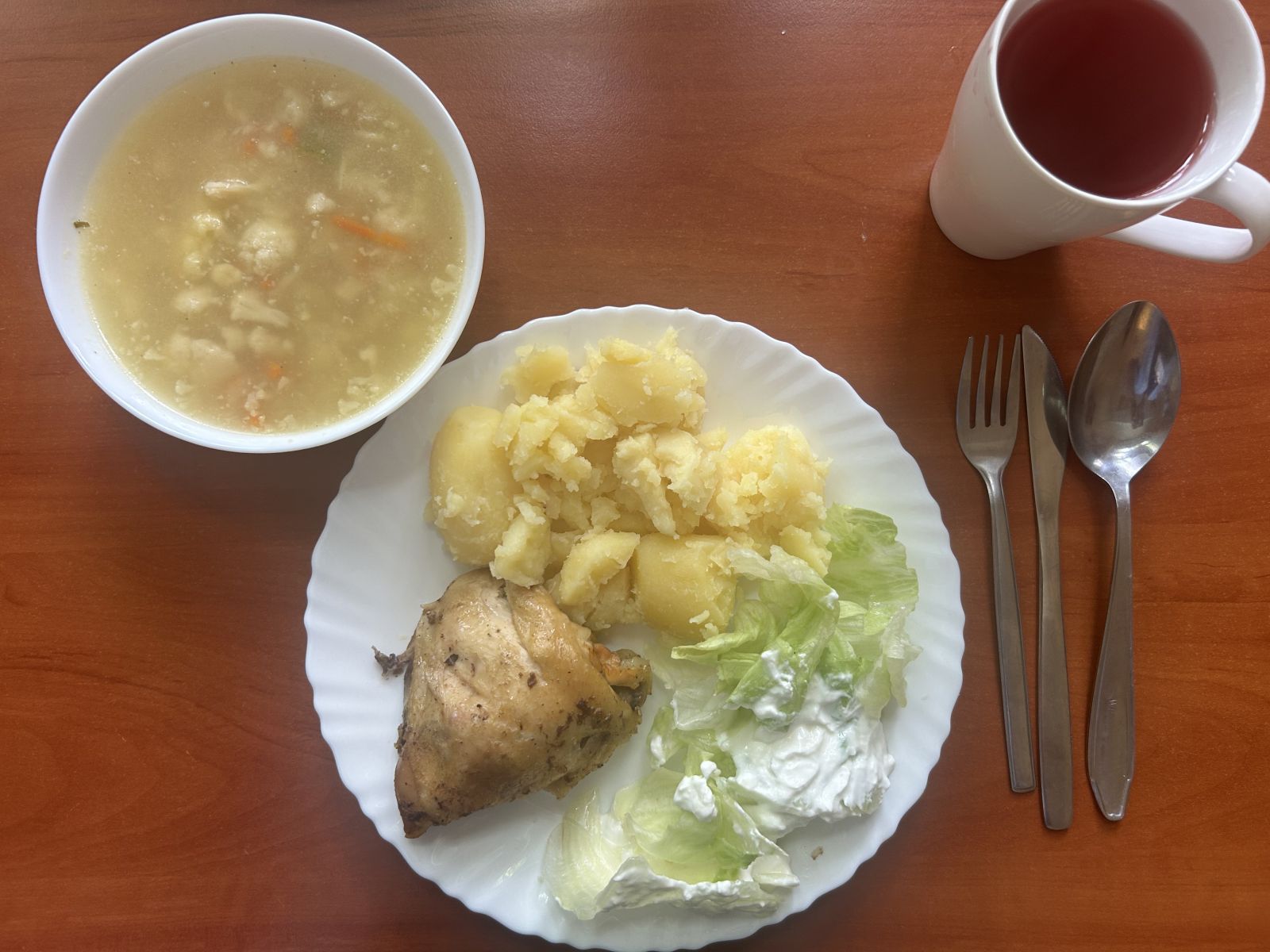 Zupa ziemniaczana, udko pieczone, ziemniaki, sałata z jogurtem, kompot