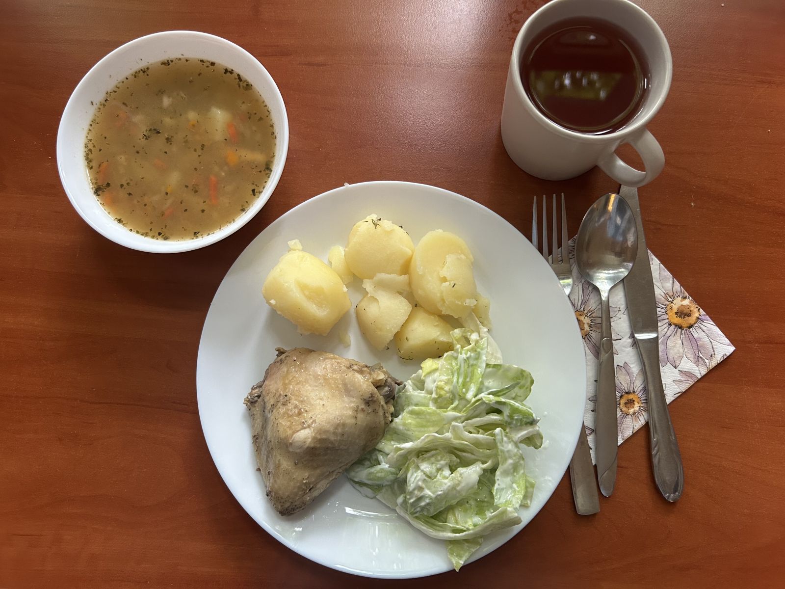 Zupa ziemniaczana, udka, ziemniaki, sałata z jogurtem, kompot