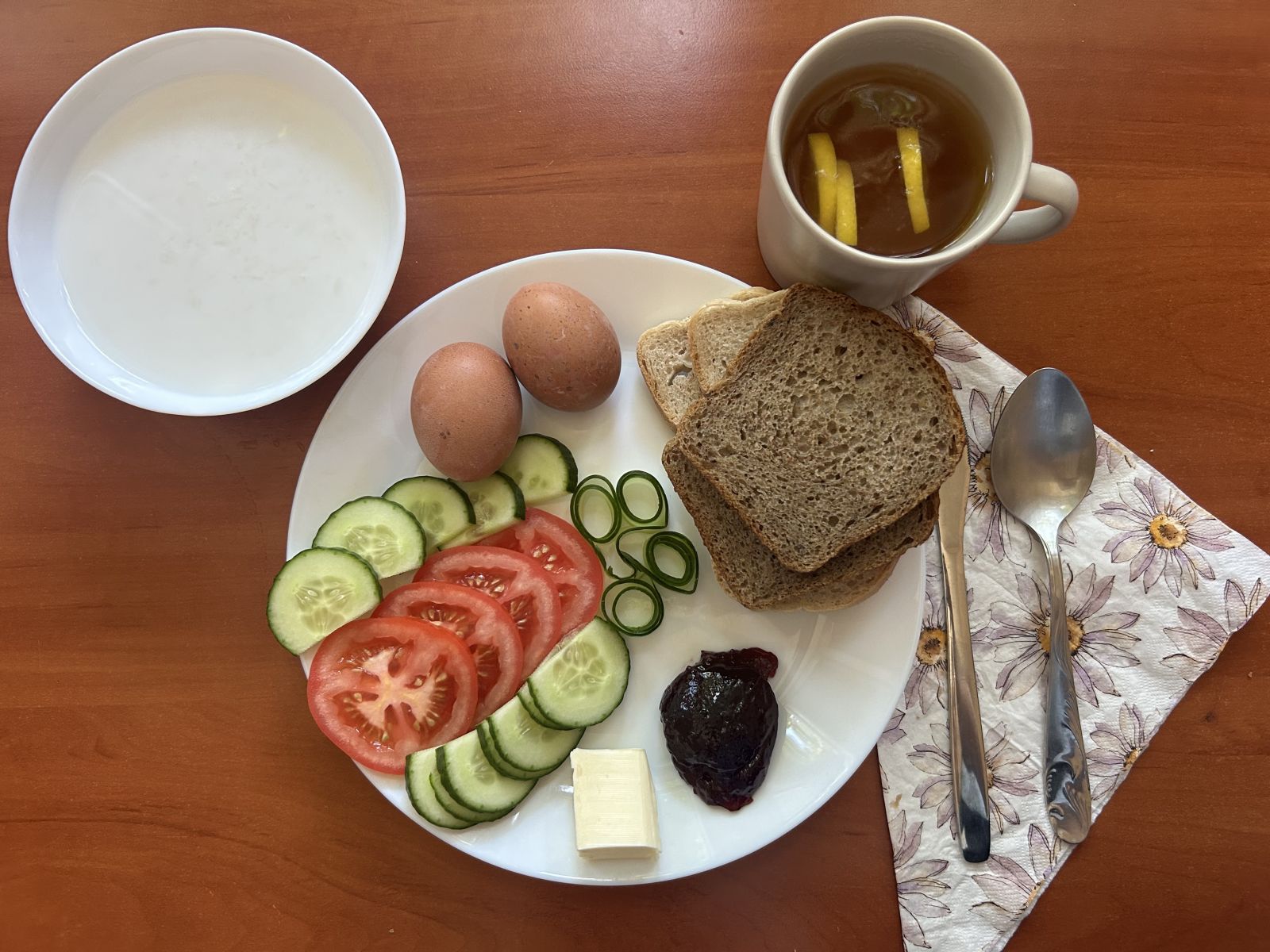 Płatki ryżowe na mleku, chleb pszenny i żytni, pomidor, ogórek, papryka, jaja, dżem