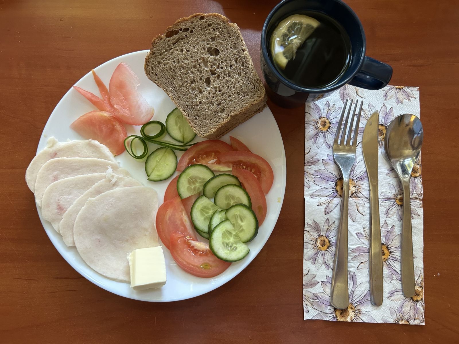 Chleb żytni, pomidor, ogórek, wędlina, herbata