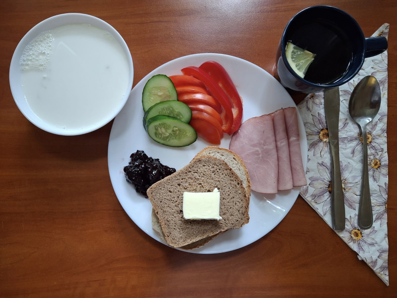 Płatki owsiane na mleku, chleb pszenny i żytni, pomidor, ogórek, wędlina, dżem