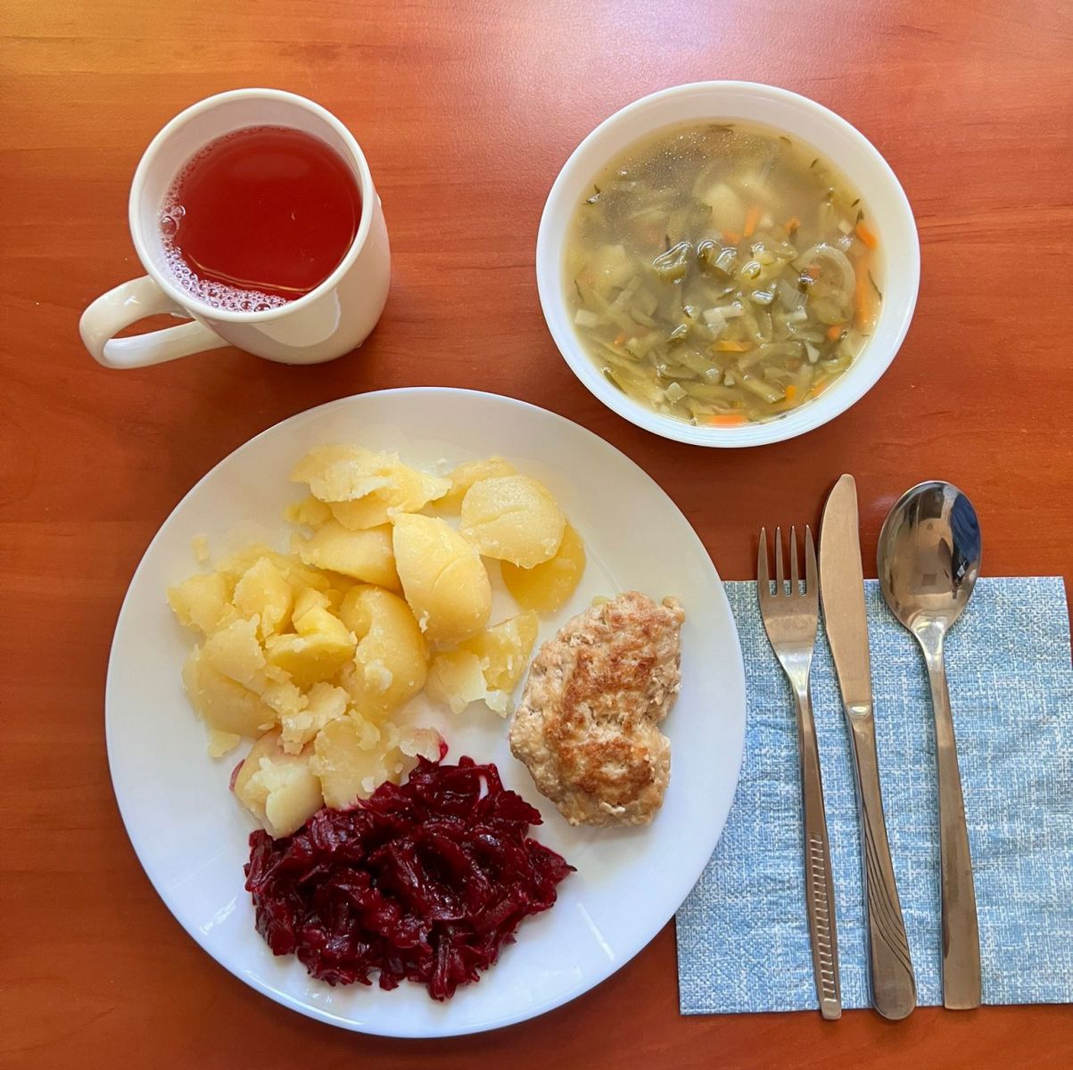 zupa ogórkowa, kotlet mielony, ziemniaki, buraki, kompot