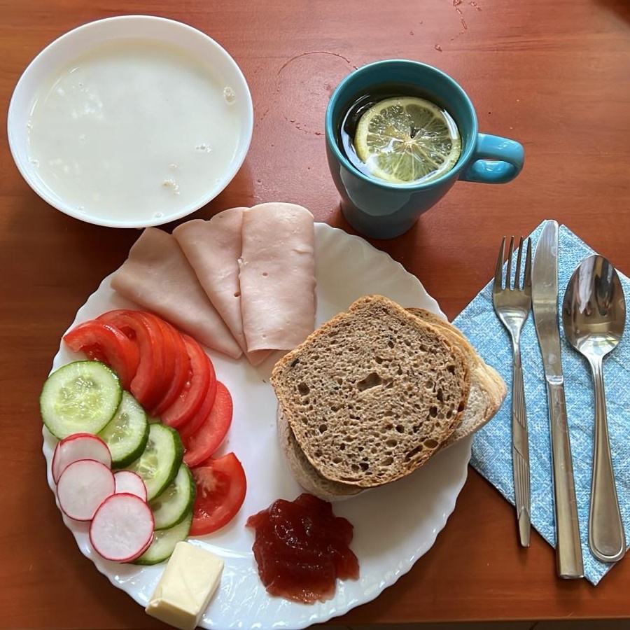 zupa mleczna, dżem, kanapki z wędliną i warzywami, herbata z cytryną