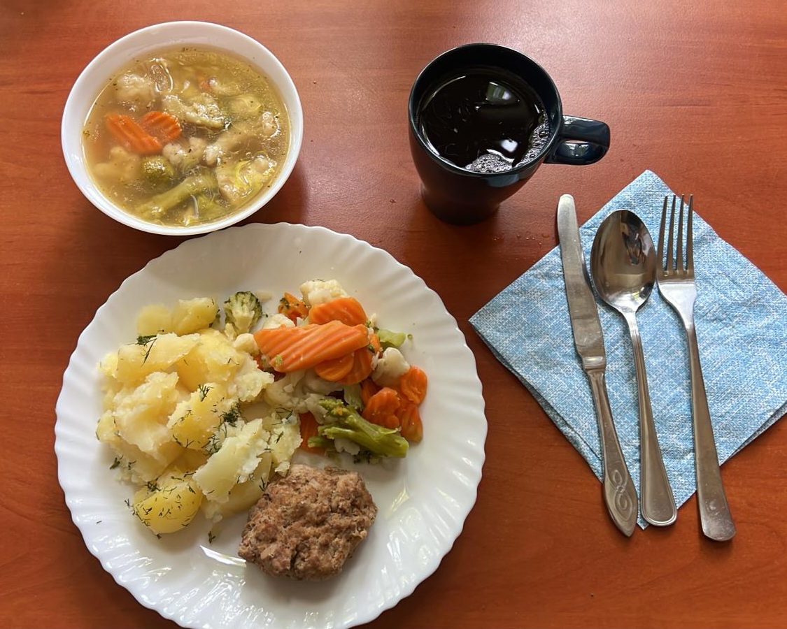 zupa jarzynowa, kotlet mięsno-ryżowy, ziemniaki, warzywa gotowane, kompot