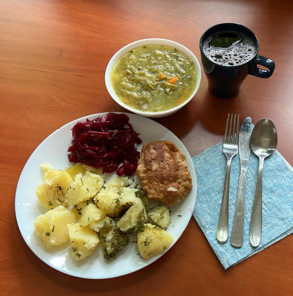 zupa ogórkowa, kotlet mielony, ziemniaki, buraki, kompot