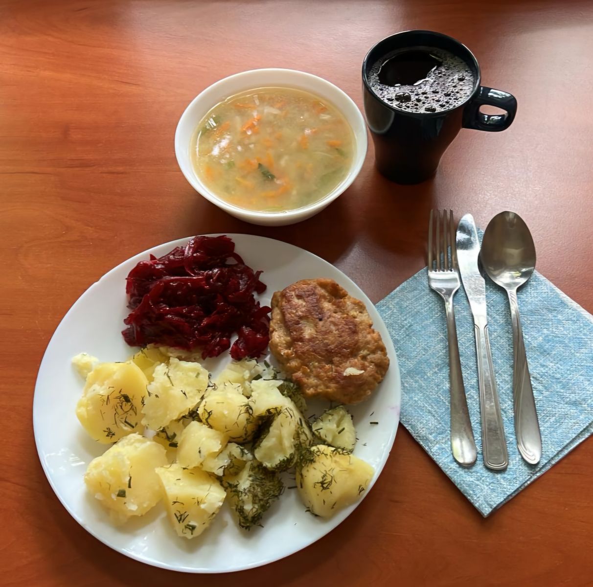 zupa ryżowa, kotlet, ziemniaki, buraki, kompot