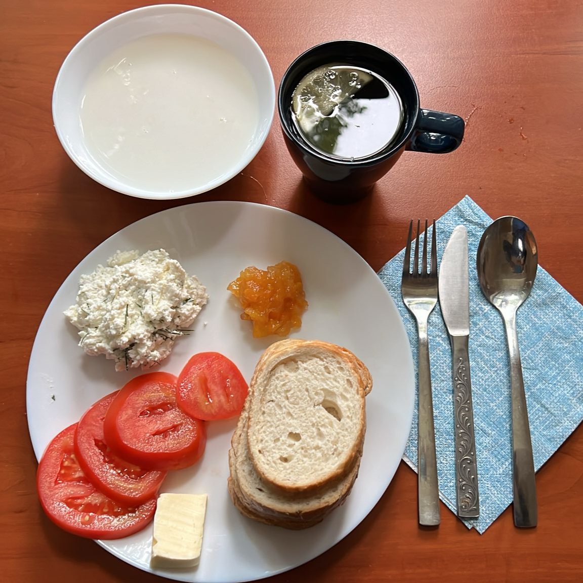 zupa mleczna, dżem, kanapki z twarożkiem i pomidorem, herbata z cytryną