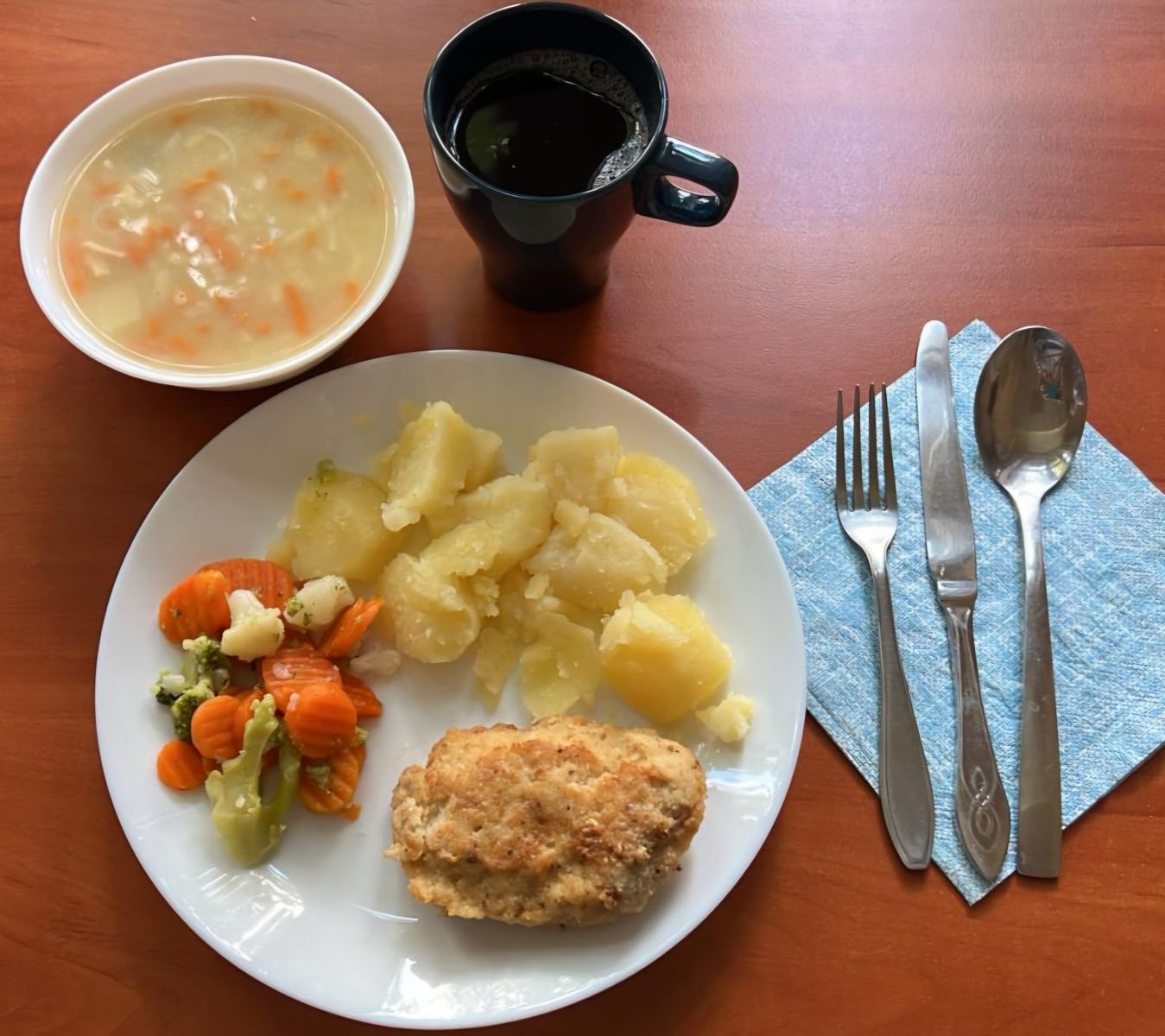 zupa, kotlet rybny z ziemniakami i warzywami, kompot