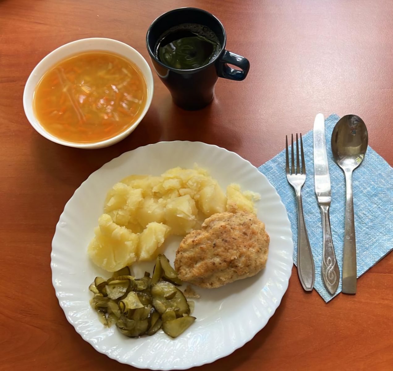 zupa, kotlet rybny z ziemniakami i ogórkami kiszonymi, kompot