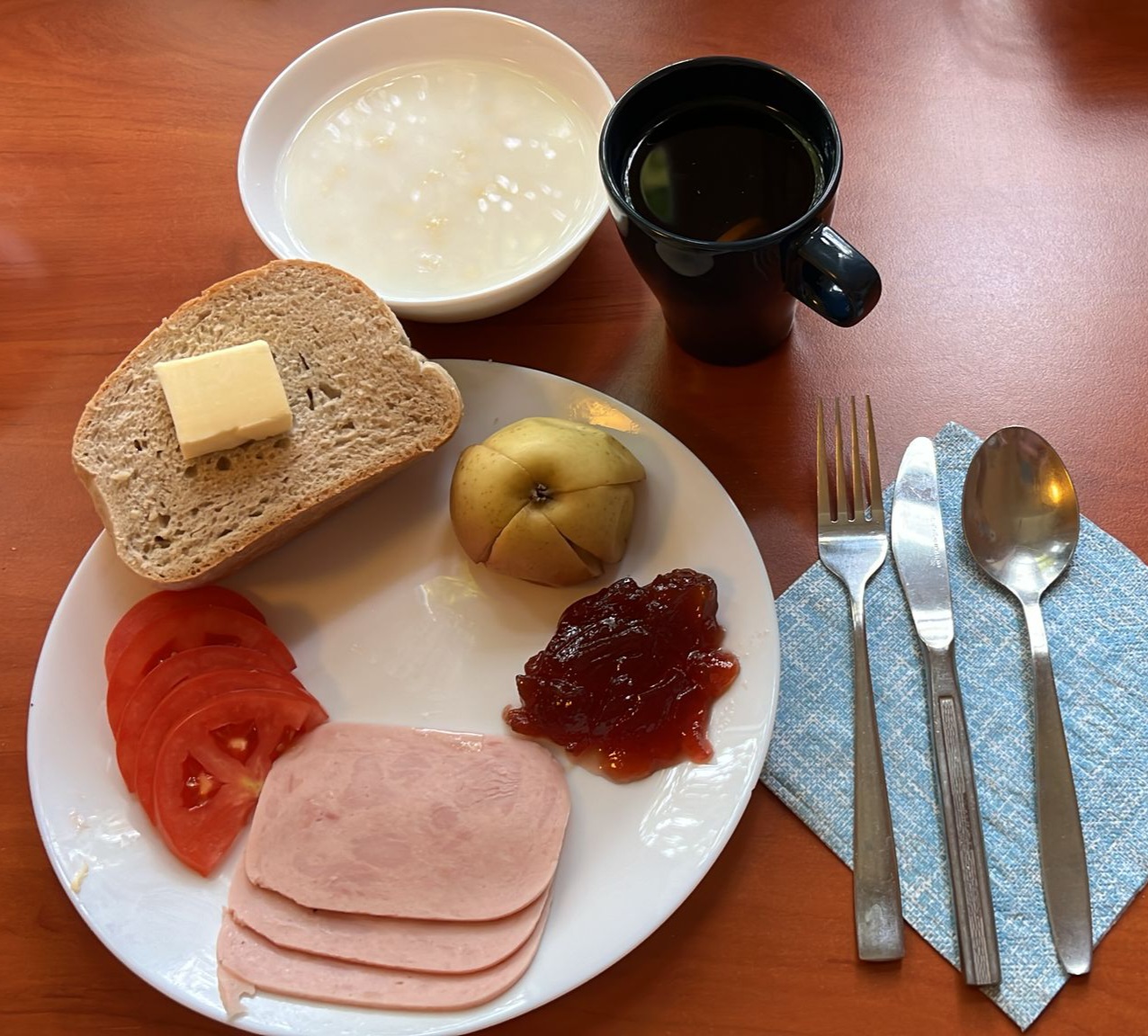 zupa mleczna, dżem, kanapki z wędliną i pomidorem, herbata z cytryną, pieczone jabłko