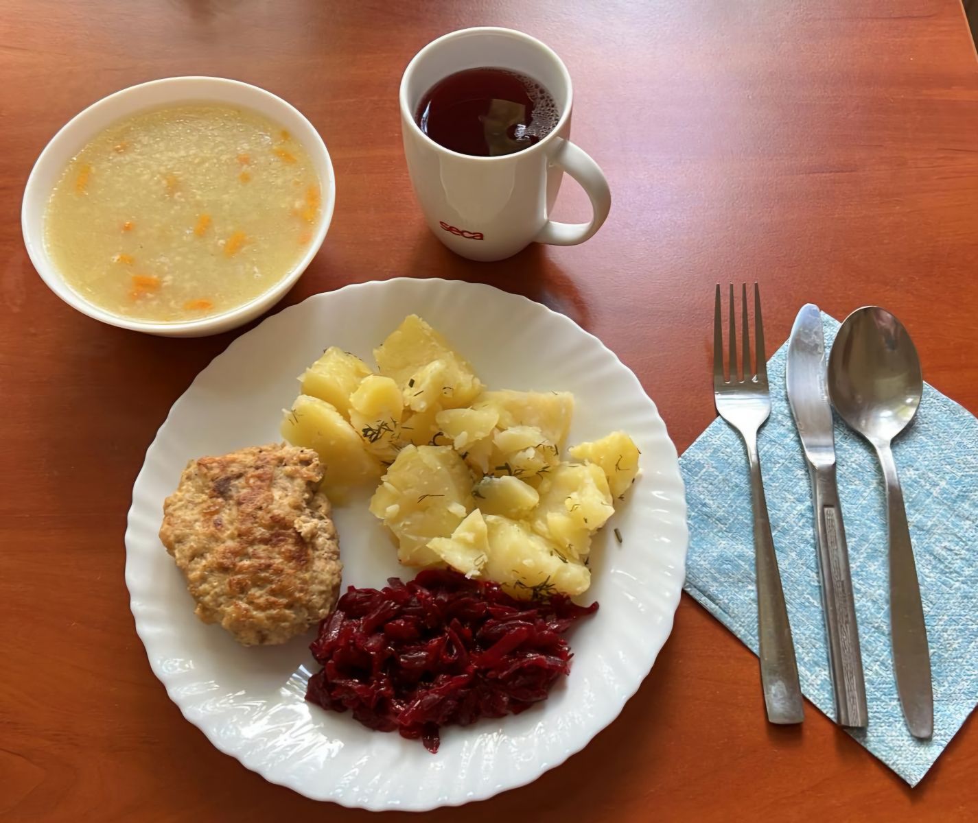 zupa ryżowa, kotlet mielony, ziemniaki, surówka z buraków, kompot