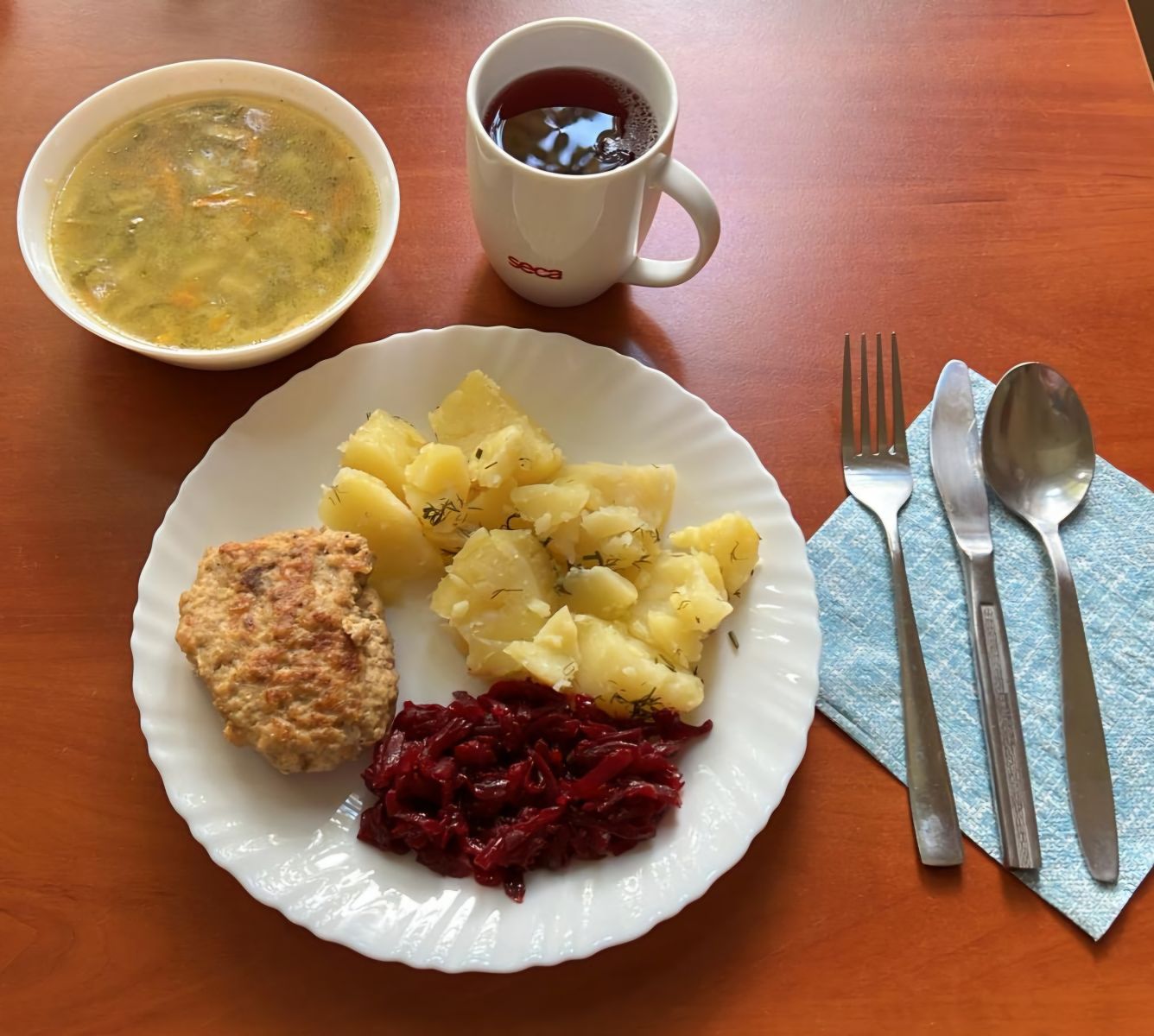 zupa ogórkowa, kotlet mielony, ziemniaki, surówka z buraków, kompot