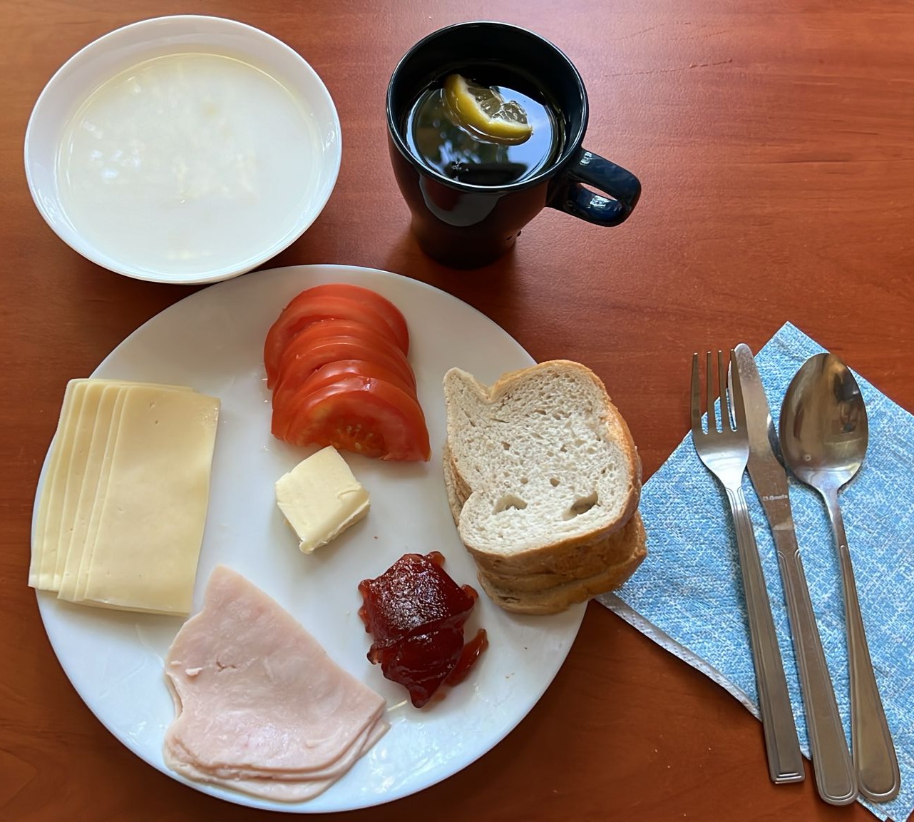 zupa mleczna, dżem, kanapki z serem, wędliną i pomidorem, herbata z cytryną